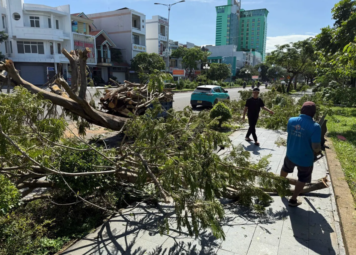 Inside Typoon Typhoon Kalmaegi rampages across Vietnam as the Philippines prepares ...