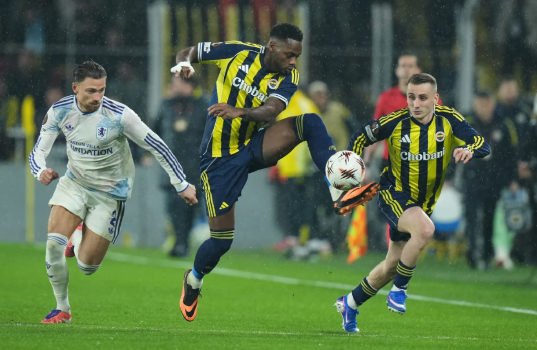 Fenerbahce’s Jhon Duran, center, plays the ball during a Europa League opening phase soccer match between Fenerbahce and Aston Villa, in Istanbul, Turkey, Thursday, Jan. 22, 2026. (AP Photo/Francisco Seco)